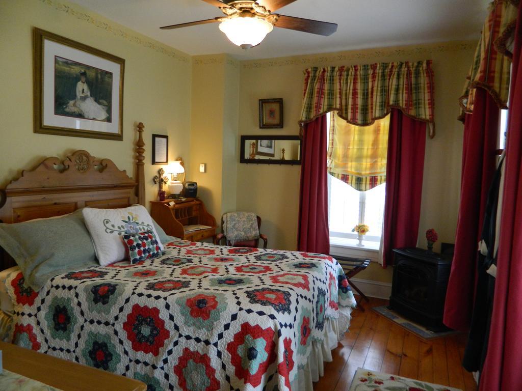 Ej Bowman House Bed & Breakfast Литиц Номер фото